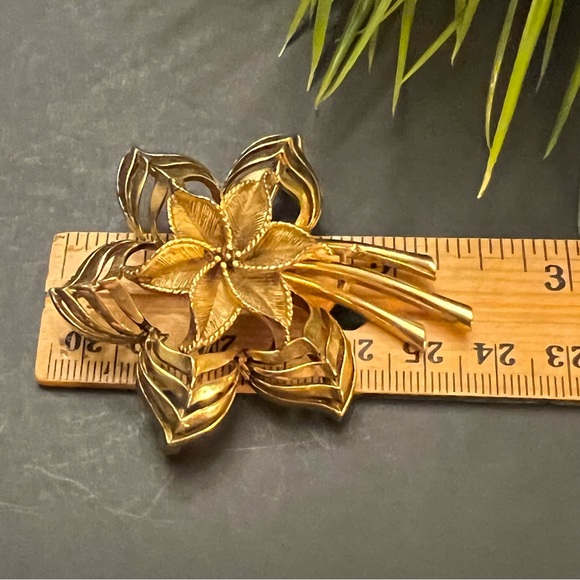 VINTAGE SIGNED USNER GOLD TONE FLOWER BROOCH PIN - Picture 7 of 9